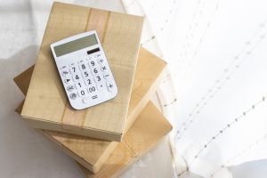 Image illustrant les tarifs et prestations en dermopigmentation avec une calculatrice